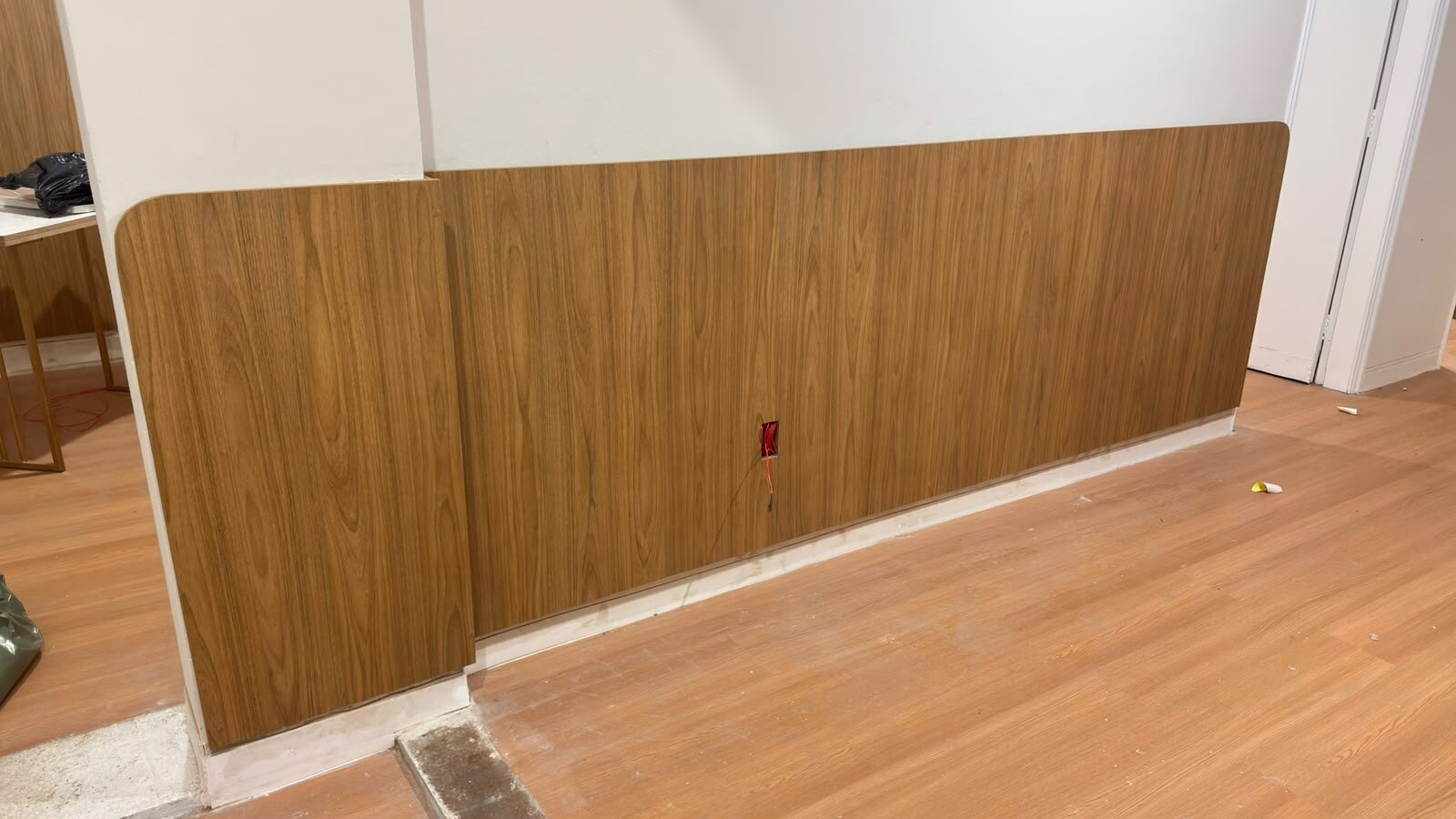 Painel de meia-parede em amadeirado com cantos arredondados